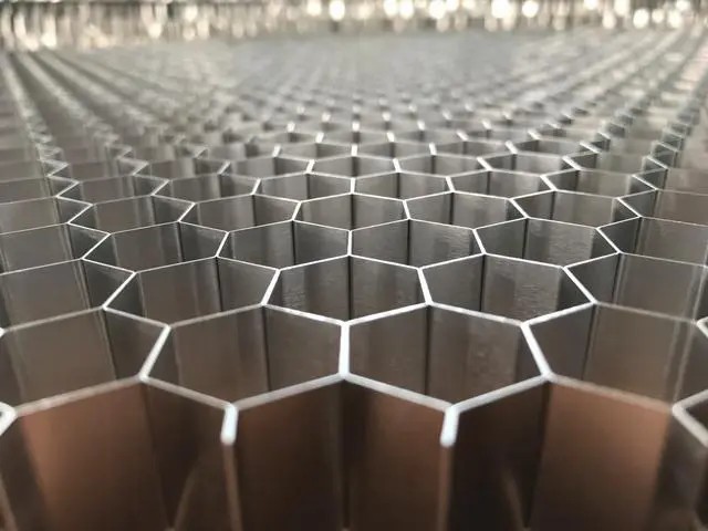 鋁蜂窩板，讓現代建筑更具科技感！-吉祥裝飾
