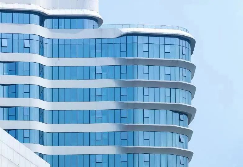 山東吉祥建材白色鋁板搭配藍色幕墻，恰似藍海白浪！